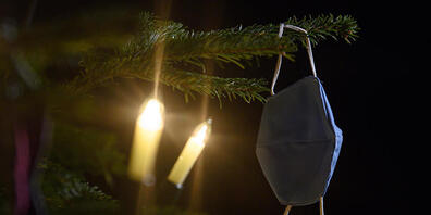 ARCHIV - Weihnachten findet unter den Bedingungen der Corona-Pandemie statt. In Deutschland ist die Sieben-Tage-Inzidenz der Corona-Neuinfektionen im Vergleich zum Vortag weiter gesunken. Das Robert Koch-Institut (RKI) gab den Wert pro 100 000 Ein...