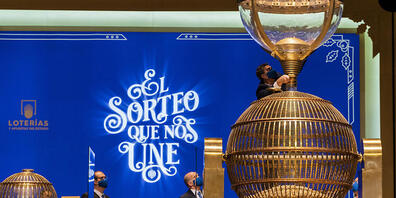 Arbeiter bereiten im Madrider Opernhaus Teatro Real nummerierte Lotteriekugeln vor. Am Mittwochmorgen hat in Madrid die Ziehung der Glückszahlen der spanischen Weihnachtslotterie "El Gordo" begonnen. Insgesamt 2,4 Milliarden Euro warten auf ihre G...