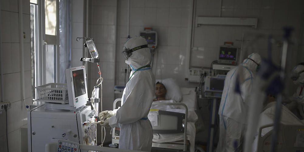 Russland - das flächenmäßig größte Land der Erde mit rund 146 Millionen Menschen - beklagt seit Monaten hohe Corona-Todeszahlen. Foto: Vitali Timkiv/AP/dpa