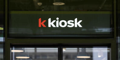 Der Detailhändler Valora will künftig auch mit Automaten Umsatz generieren. Bis Ende 2022 will Valora deshalb schweizweit 300 Kiosk-Verkaufsmaschinen installieren. (Archivbild)