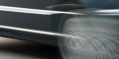 Die Zürcher Polizei hat zwei Raser verhaftet, die mit bis zu 164 km/h ausserorts unterwegs waren. (Symbolbild)