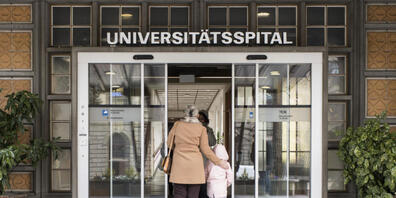 Das Universitätsspital muss den Mitarbeitenden rückwirkend keine Umkleidezeit vergüten. Dies hat das Verwaltungsgericht entschieden. Es lehnte die Klage einer Pflegefachfrau ab. (Archivbild)