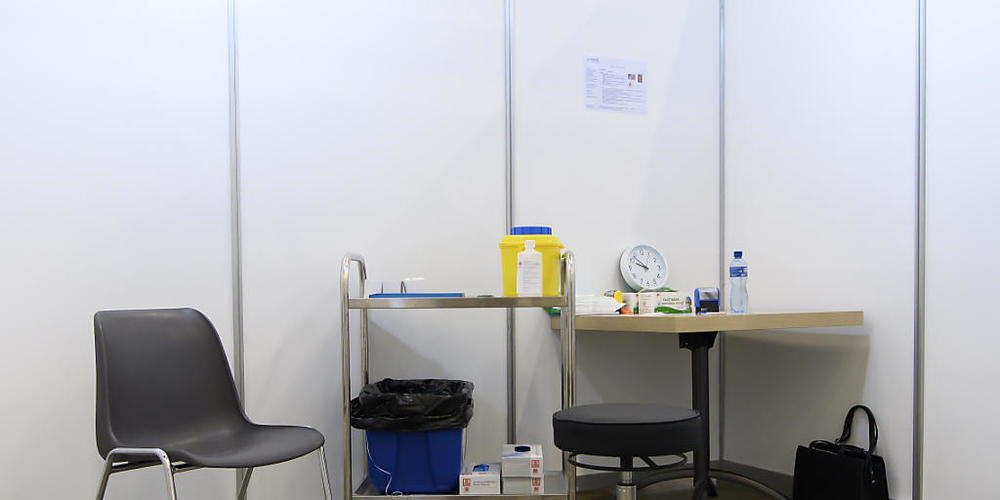 Um das Personal zu schonen, will der Kanton Freiburg die Aktivitäten in den Impfzentren in Granges-Paccot und Bulle über die Festtage einschränken. (Archivbild)