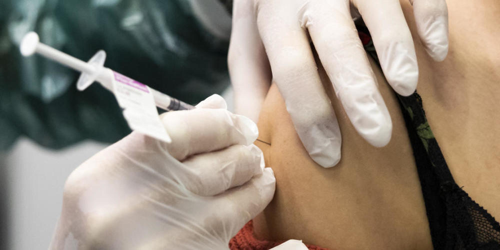 Rund 20 Prozent der Bevölkerung und rund 60 Prozent der über 65-Jährigen haben bereits eine dritte Impfung erhalten. Damit wird der Schutz vor Covid-19 aufgefrischt. (Symbolbild)