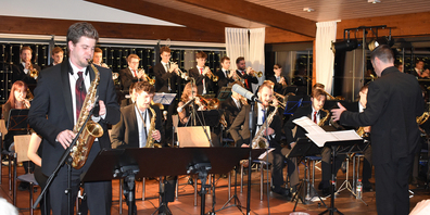 Die Zuhörerinnen und Zuhörer klatschten und wippten im Rhythmus der Musik der Roof Groove Big Band.