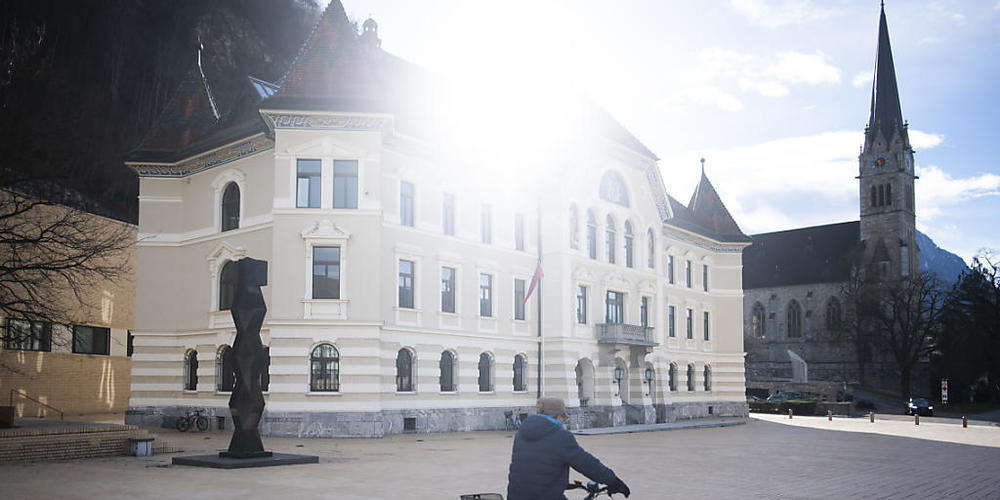 28 Prozent der liechtensteinischen Staatsangehörigen besitzen die Staatsbürgerschaft eines weiteren Landes. Im Bild ist das Regierungsgebäude in Vaduz. (Archivbild)