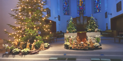 Der weihnachtlich geschmückte Innenraum der Stadtkirche Uznach.