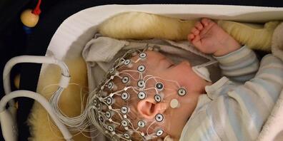 Mit Elektroden zeichneten die Forscherinnen den Schlaf von einigen Babys auf. (Pressebild)