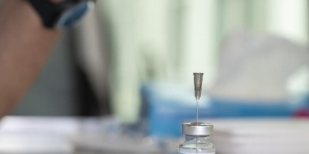 In einer Arztpraxis in Ibach SZ wurden über mehrere Monate abgelaufene Impfdosen des Herstellers Moderna verabreicht. (Symbolbild)