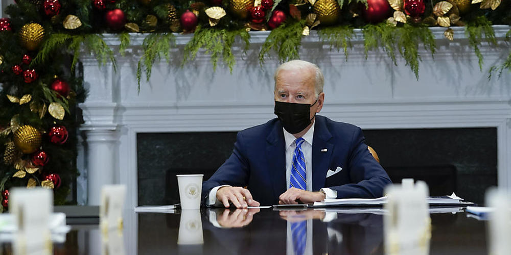US-Präsident Joe Biden sitzt im Roosevelt Room des Weißen Hauses. Die vom US-Präsidenten vorangetriebenen Impf- und Testvorschriften im Kampf gegen das Coronavirus sind ein Fall für das Oberste Gericht des Landes. Am Mittwoch kündigte der Supreme ...