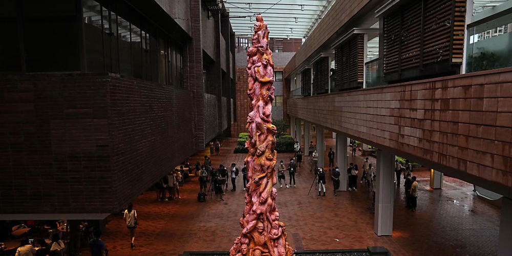 ARCHIV - Die "Säule der Schande"-Statue, ein Denkmal für die Opfer des Tiananmen-Massakers von 1989, ist an der Universität von Hongkong ausgestellt. Die Universität hat die Skulptur von ihrem Campus entfernen lassen. In der Nacht zum Donnerstag w...