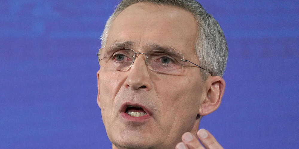 ARCHIV - Nato-Generalsekretär Jens Stoltenberg gestikuliert, während er auf dem Treffen der Nato-Außenminister zu Journalisten spricht. Der Nato-Generalsekretär hat Russlands Präsidenten Wladimir Putin aufgerufen, die Feiertage für einen Rückzug s...