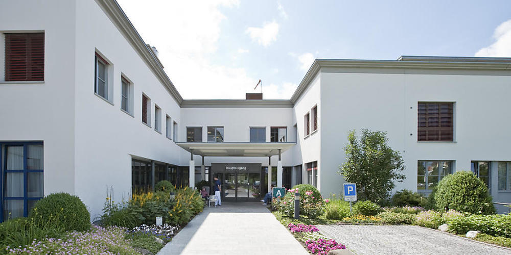 Nach der Schliessung des Spitals in Flawil wurde nun das Gebäude an die Solviva AG verkauft. Geplant ist ein Neubau. (Archivbild)