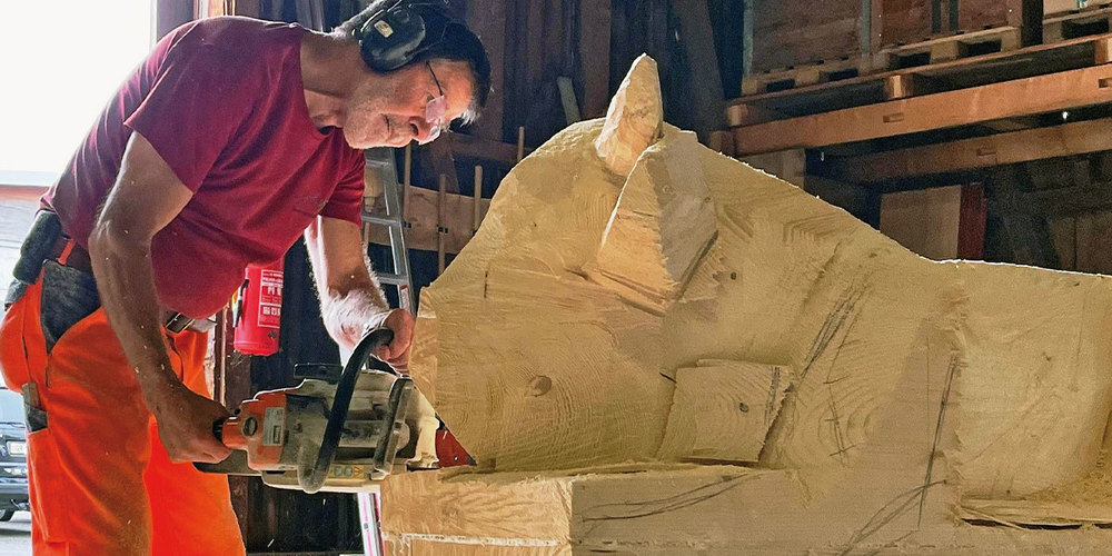 Erhard Accola erschafft mit seiner Motorsäge lebensgrosse Holzfiguren.