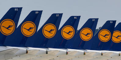 Flugzeuge bleiben am Boden: Bei der Lufthansa kommt es wegen Krankheit zu Personalmangel. Deshalb fallen einige Flüge aus. (Archivbild)