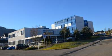 Der künftige Standort des Bezirks Höfe wird von der Rebhaldenstrasse aus erschlossen. Das jetzige Schulhaus wird zum Rathaus. (Bild: Patrizia Baumgartner)