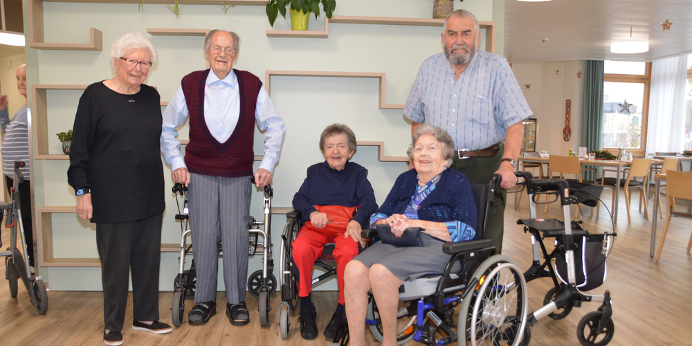 Irmgard Vogt, Thomas Vassella, Maria Walter, Maria Vigini und Arnold Züger leben im Wohn- und Pflegezentrum Stockberg Siebnen. Sie erzählen von ihren Weihnachtserinnerungen.