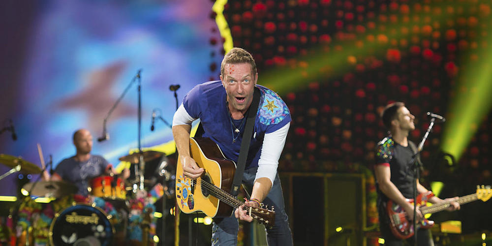 ARCHIV - Im Gespräch mit der BBC stellte Coldplay-Sänger Chris Martin in Aussicht, dass es noch «ein paar gemeinsame Sachen» mit anderen Musikern geben könnte. Foto: Scott Roth/Invision/AP/dpa