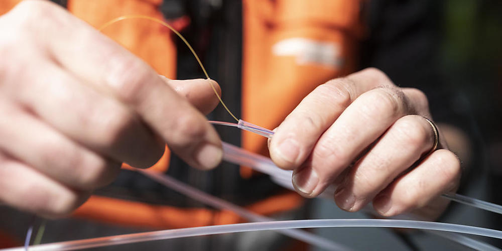 Glasfaserkabel-Arbeiten in einem Querschlag des Ceneri-Basistunnels im Februar 2019. (Symbolbild)