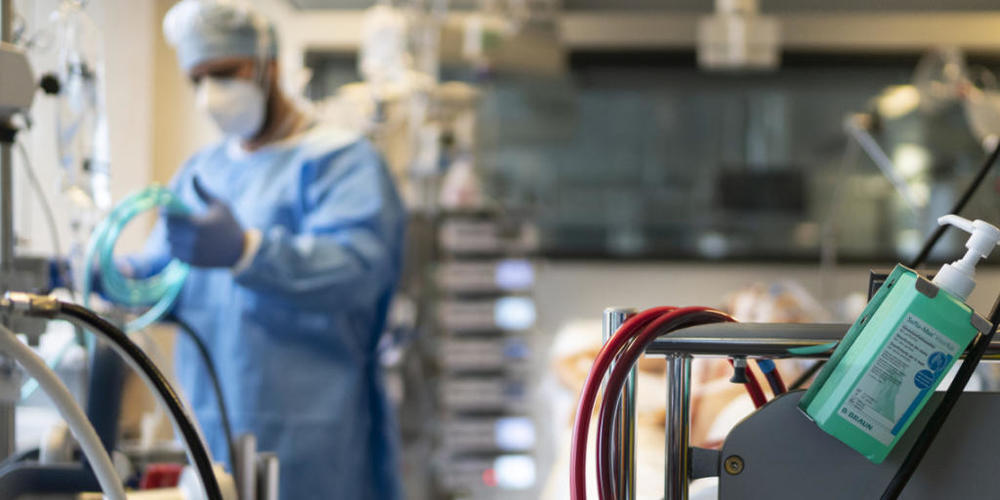 Ärzte und Pflegepersonal wechseln die Lungenersatz-Maschine auf der Covid-19-Intensivstation des Stadtspitals Triemli in Zürich.