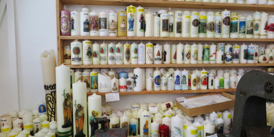 Im Kerzen-Atelier werden die Kerzen einzeln von Hand verziert.