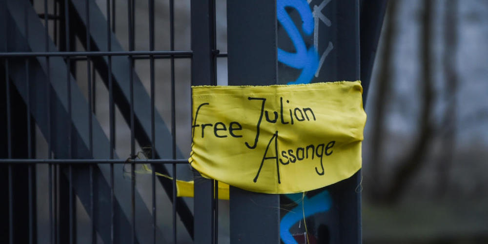 ARCHIV - An Pfeilern in Berlin hängen gelbe Tücher mit der Aufschrift «free Julian Assange». Foto: Kira Hofmann/dpa