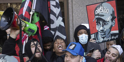 dpatopbilder - Die Familie von Daunte Wright jubelt nach der Urteilsverkündung vor dem Hennepin County Government Center. Foto: Christian Monterrosa/AP/dpa