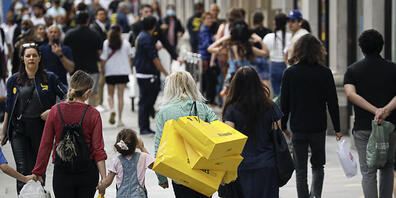 Kundinnen und Kunden von Selfridges in London - im Bild nach der Wiedereröffnung nach einem pandemiebedingten Lockdown. (Archivbild)