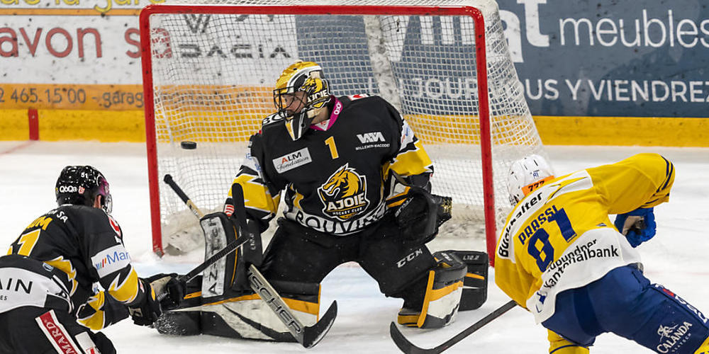 HCD-Stürmer Raphael Prassl (rechts) trifft gegen Ajoie zum 2:1-Schlussstand