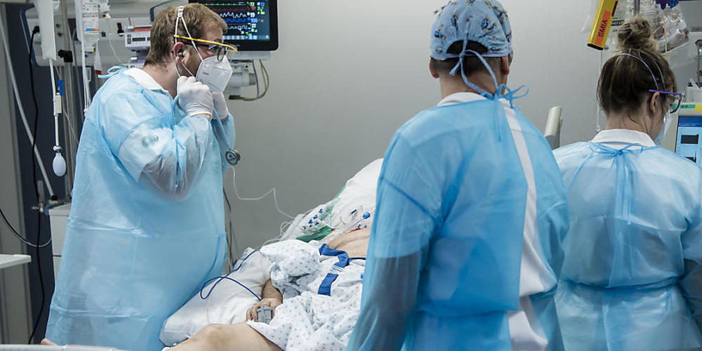 Der Kanton Glarus erwartet wegen der Omikron-Variante Personalengpässe im Spital und in Heimen und ruft Freiwillige zur Mithilfe auf. (Symbolbild)