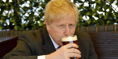 Der britische Premierminister Boris Johnson trinkt aus einem Pint-Glas (0,568 Liter). (Archivbild)