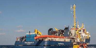 ARCHIV - Die deutsche Seenotrettungsorganisation Sea-Watch ist mit ihrem Schiff «Sea-Watch 3» ist derzeit vor der italienischen Küste im Einsatz. Foto: Selene Magnolia/Sea-Watch/dpa - ACHTUNG: Nur zur redaktionellen Verwendung im Zusammenhang mit ...
