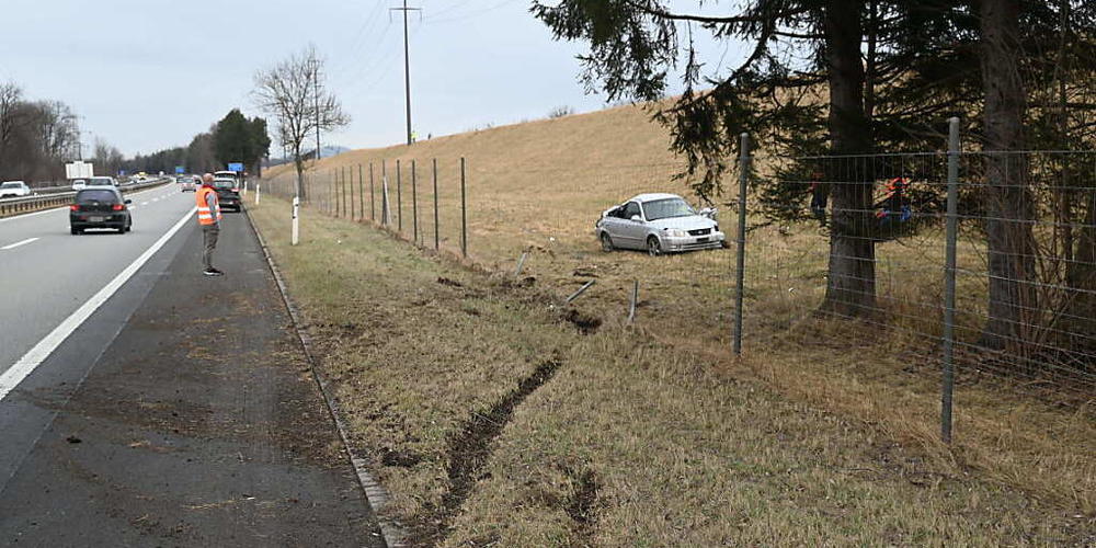 Bei einem Selbstunfall auf der A13 sind die 43-jährige Autolenkerin und ihre 12-jährige Beifahrerin leicht verletzt worden.