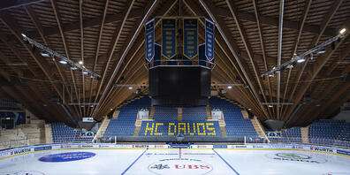 Leere Ränge im Eisstadion in Davos. Der diesjährige Spengler Cup wurde wegen Coronafällen beim gastgebenden HC Davos einen Tag vor Beginn des Traditionsturniers abgesagt.