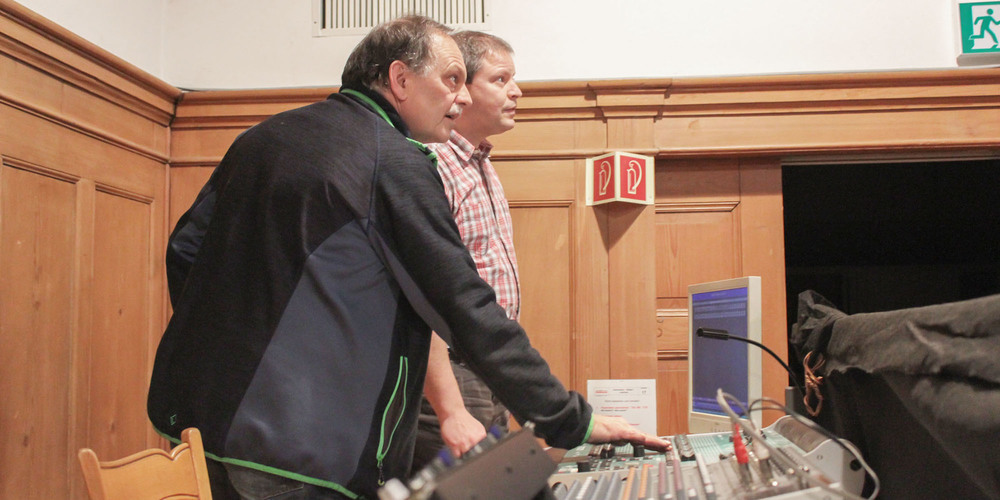 Heinz Stottele (l.) und Stefan Gysel sind beim Theater Hallau für die Technik zuständig. Sie erzählen, wie sie dazu gekommen sind und was sie dabei schon alles erlebten.