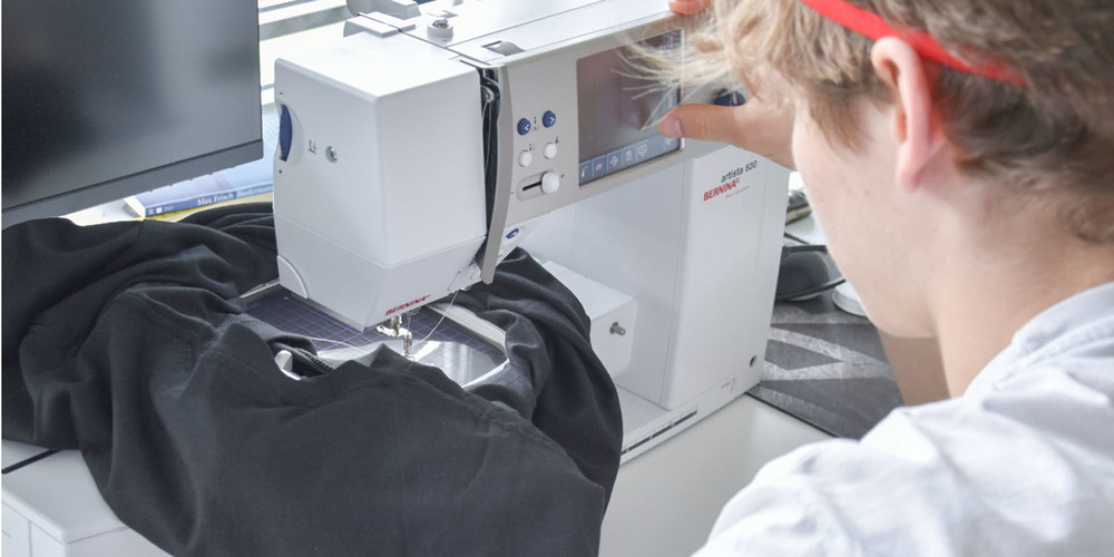 Mit viel Feingefühl werden die Motive auf die Shirts gestickt.