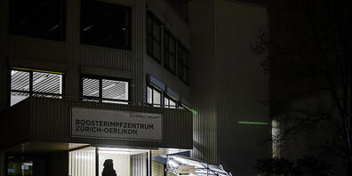 Die Ansteckungszahlen im Kanton Zürich steigen - wie in der ganzen Schweiz - rasch an. Im Bild reger Andrang im Booster-Zentrum in Oerlikon. (Archivbild)