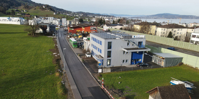 Die neu erstellte Breitenstrasse zwischen Lachen und Altendorf gegen Westen gesehen.