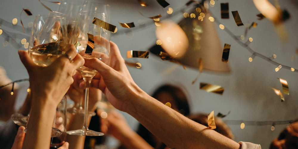 Nicht nur Sekt und gute Wünsche gehören in der Silvesternacht dazu. Es gibt viele weitere Neujahrsbräuche aus aller Welt.
