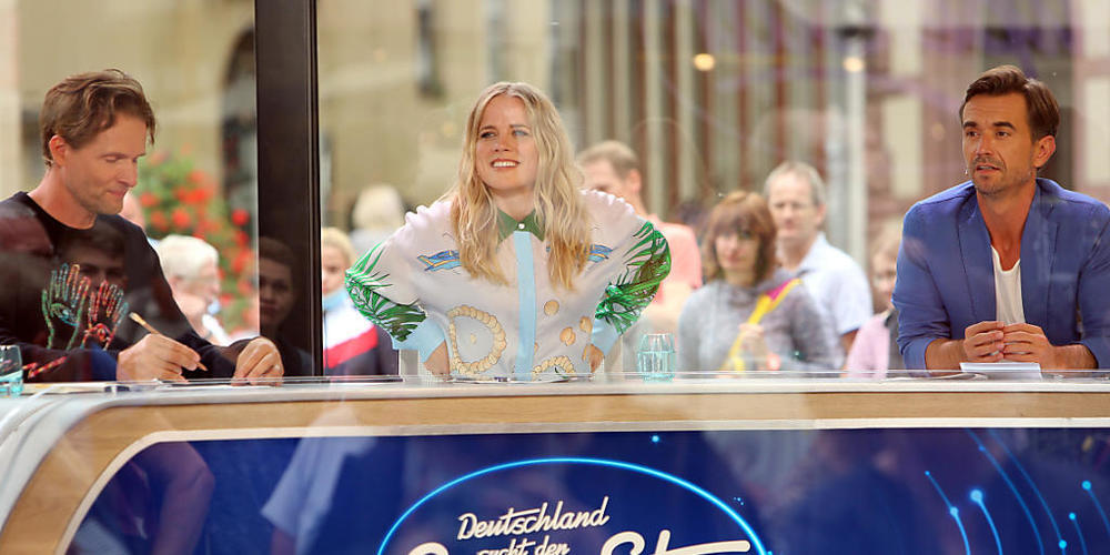 ARCHIV - Toby Gad, Musikproduzent (l-r), Ilse DeLange, Sängerin, und Schlagerstar Florian Silbereisen, die neue Jury der RTL-Castingshow «Deutschland sucht den Superstar» (DSDS), sitzt bei der Aufzeichnung der Castings in einem Glaskasten mitten a...