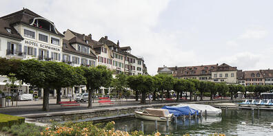 Rapperswil-Jona - im Bild die Seepromenade in Rapperswil - ist die grösste Schweizer Stadt ohne kommunales Parlament. 2022 könnte sich dies ändern. (Archivbild)