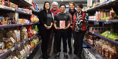«WinVita»-Ausbildnerin Corinne Zähner, Hans Peter Manser, Detailhandels-Lehrling Minh Chang Nguyen, Andrea Lieberherr (Stiftung Tosam) und Jenny Fuchs-Mettler.