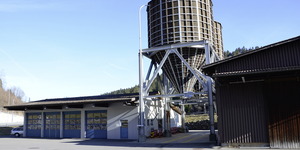 In diesem Winter wurde noch nicht viel Salz verbraucht: Die beiden Salzsilos in Biberbrugg sind mit rund 600 Tonnen prall gefüllt. (Bild: Patrizia Baumgartner)