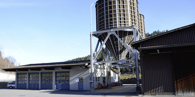 In diesem Winter wurde noch nicht viel Salz verbraucht: Die beiden Salzsilos in Biberbrugg sind mit rund 600 Tonnen prall gefüllt. (Bild: Patrizia Baumgartner)