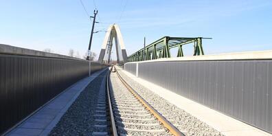 Künftig sollen noch mehr Pendlerzüge über die ÖBB-Rheinbrücke bei Lustenau rollen.
