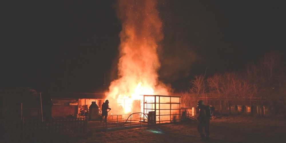 Beim Eintreffen der Rettungskräfte war das Schrebergartenhäuschen bereits in Vollbrand.