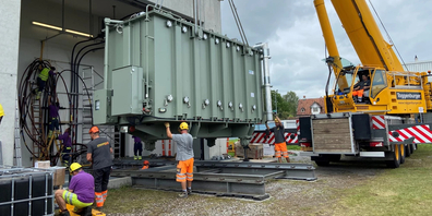 Zur gemeinsamen Nutzung des Unterwerks Salwiese wurde im Spätsommer 2021 ein spezieller Dreiwicklungs-Transformator eingebaut.