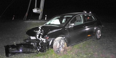 Das stark beschädigte Fahrzeug kam im Wiesland zum Stillstand.