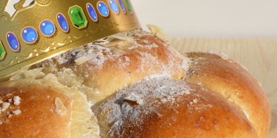 Die Person, die in ihrem Brötchen das kleine, weisse Figürchen findet, wird König oder Königin.