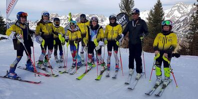 Die Läuferinnen- und Läufer vom Skiclub Gossau beim Besichtigen des Laufes.